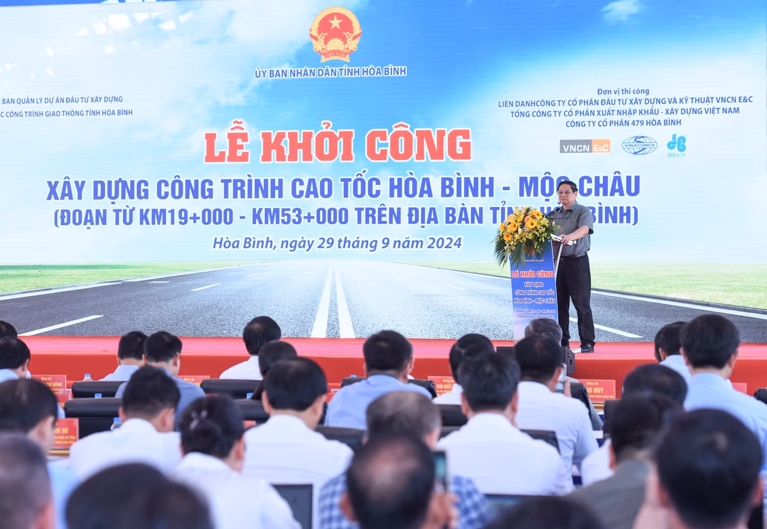 PM Pham Minh Chinh speaks at the groundbreaking ceremony for the Hoa Binh-Moc Chau Expressway.