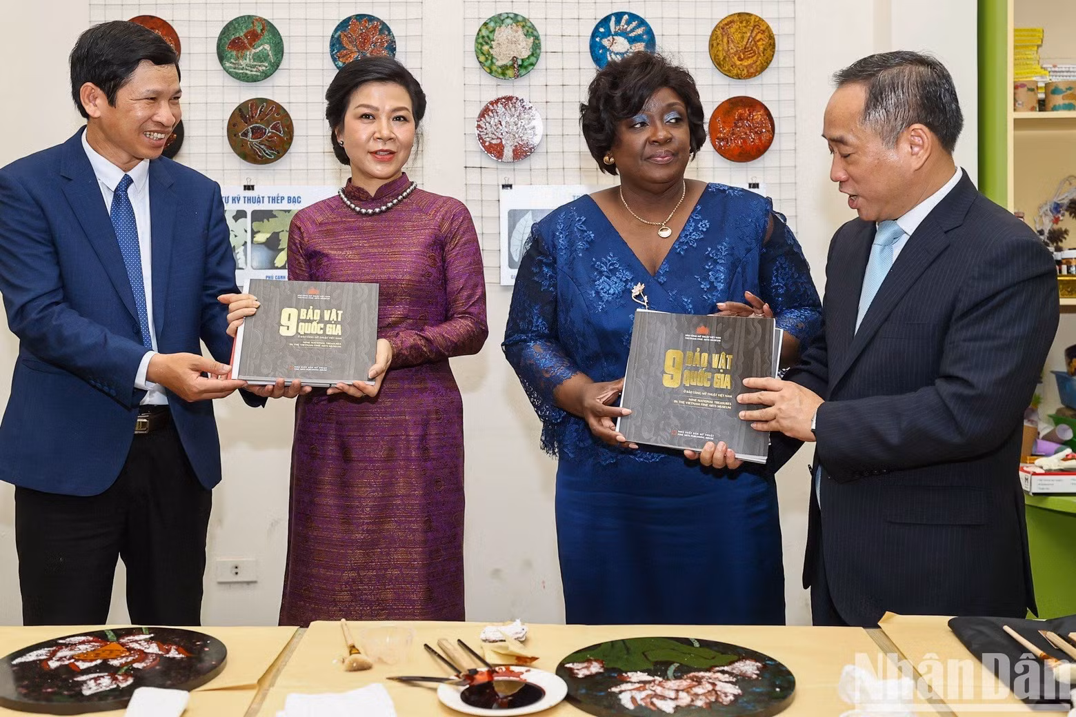 Representatives of the Vietnam Fine Arts Museum present gifts to the two ladies.