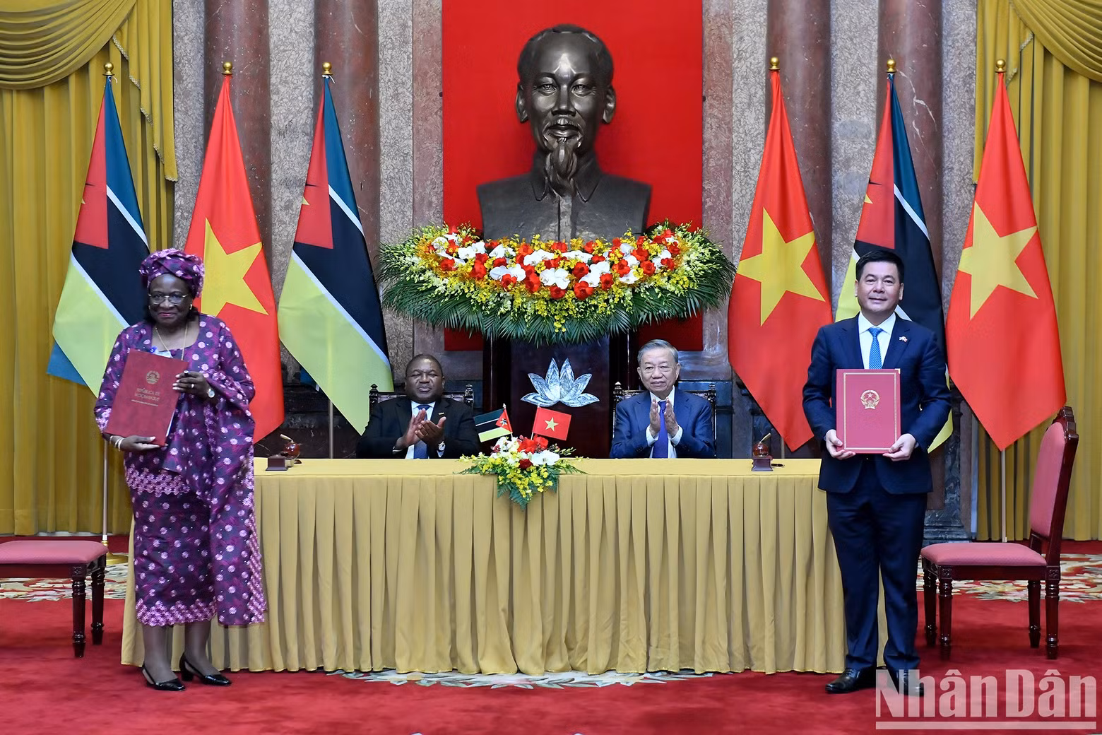 The two leaders witness the signing of an MoU on energy and mineral cooperation between the Vietnamese Ministry of Industry and Trade and the Mozambican Ministry of Mineral Resources and Energy in Hanoi on September 9. (Photo: NDO)