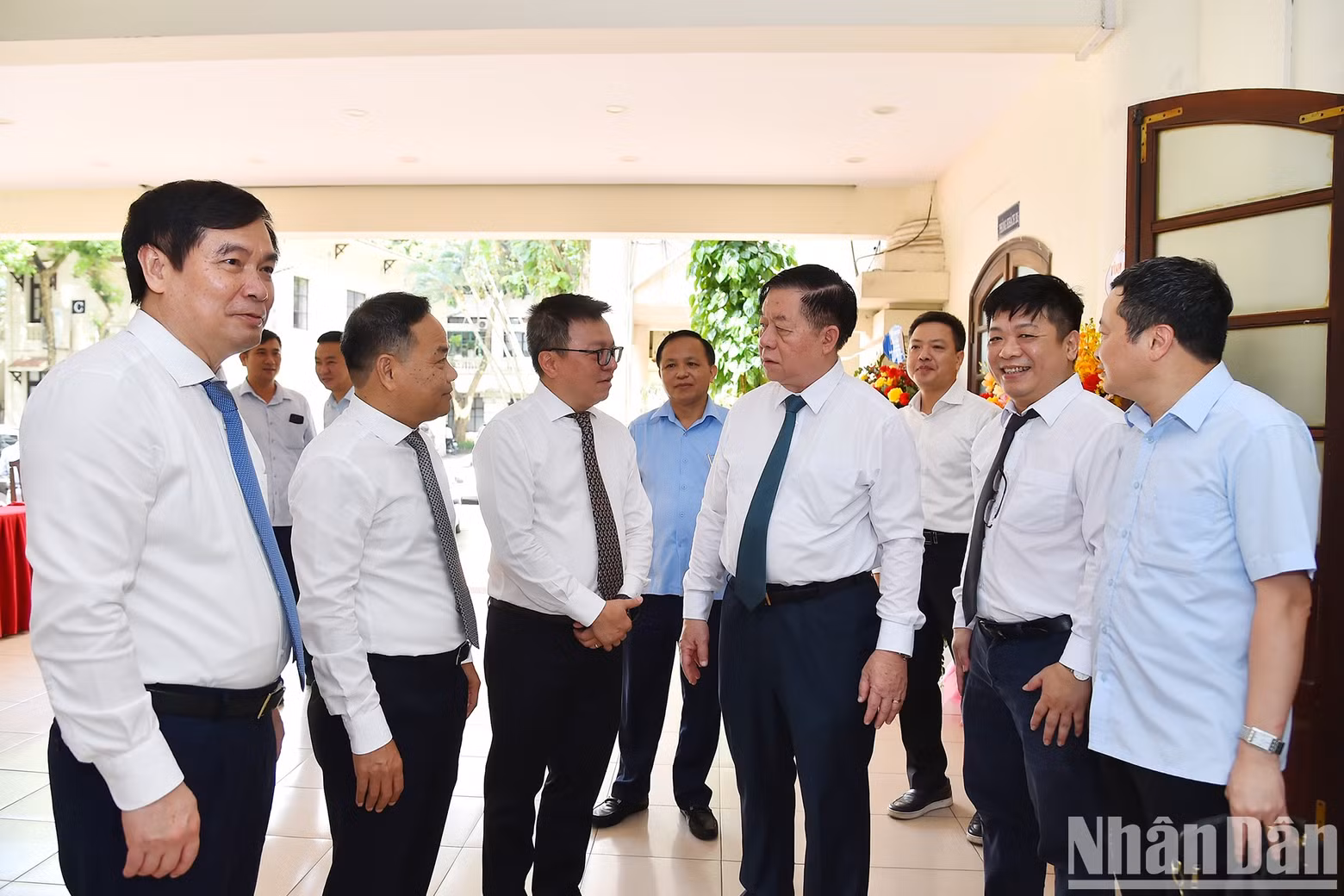 Head of the Central Commission for Communication and Education Nguyen Trong Nghia discusses with Nhan Dan Editor-in-chief Le Quoc Minh and other Nhan Dan leaders on the sidelines of the working session.