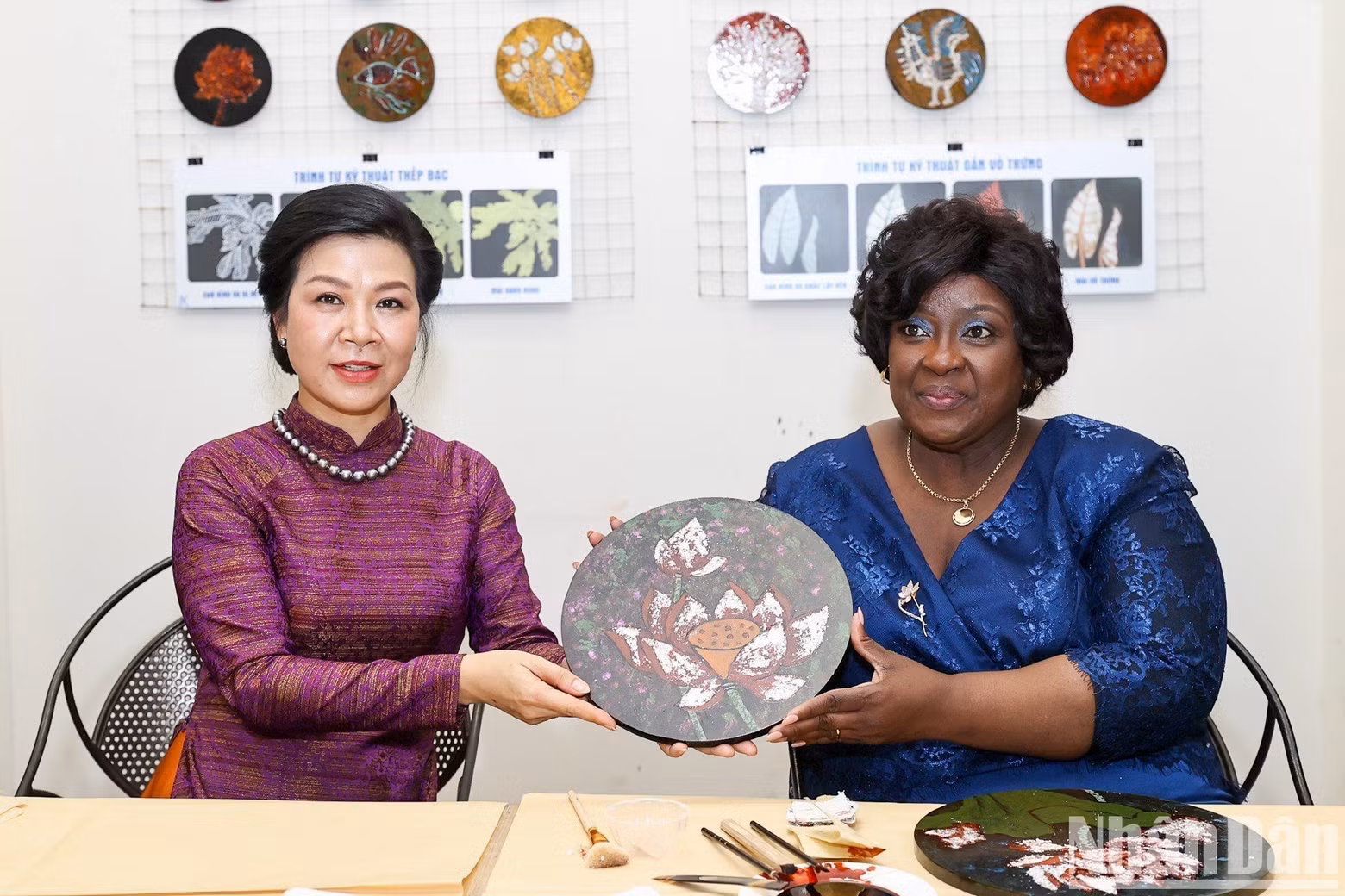 Lady Ngo Phuong Ly presents her painting to Lady Isaura Ferrao Nyusi.