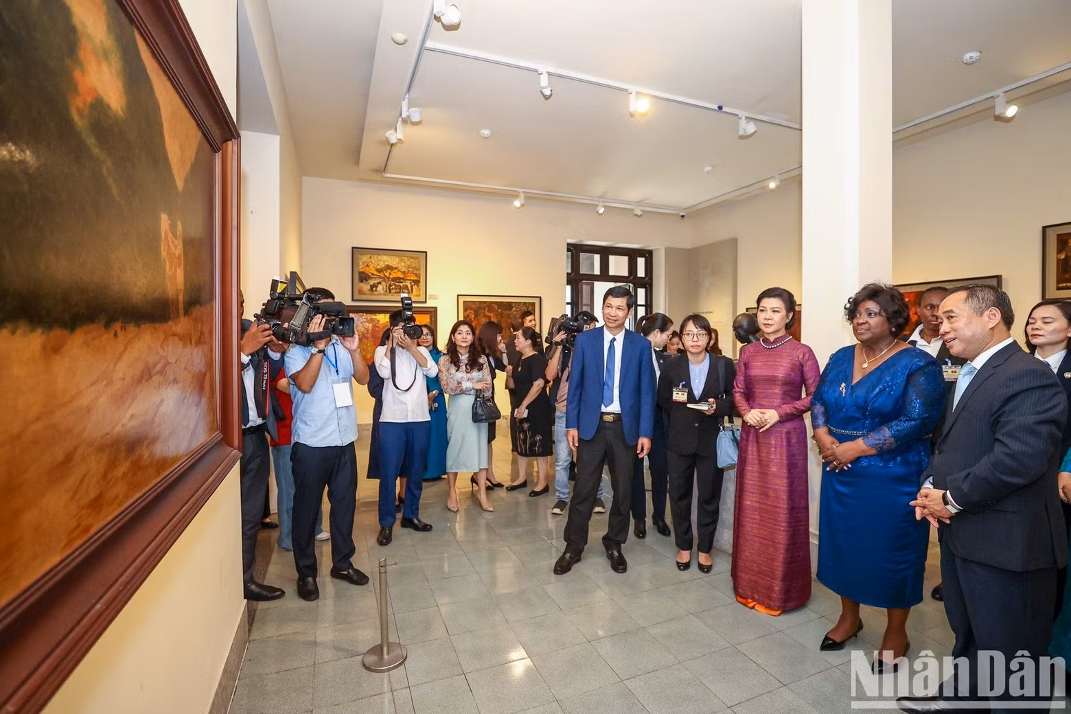 The two first ladies visit the lacquer painting exhibition area at the Vietnam Fine Arts Museum.
