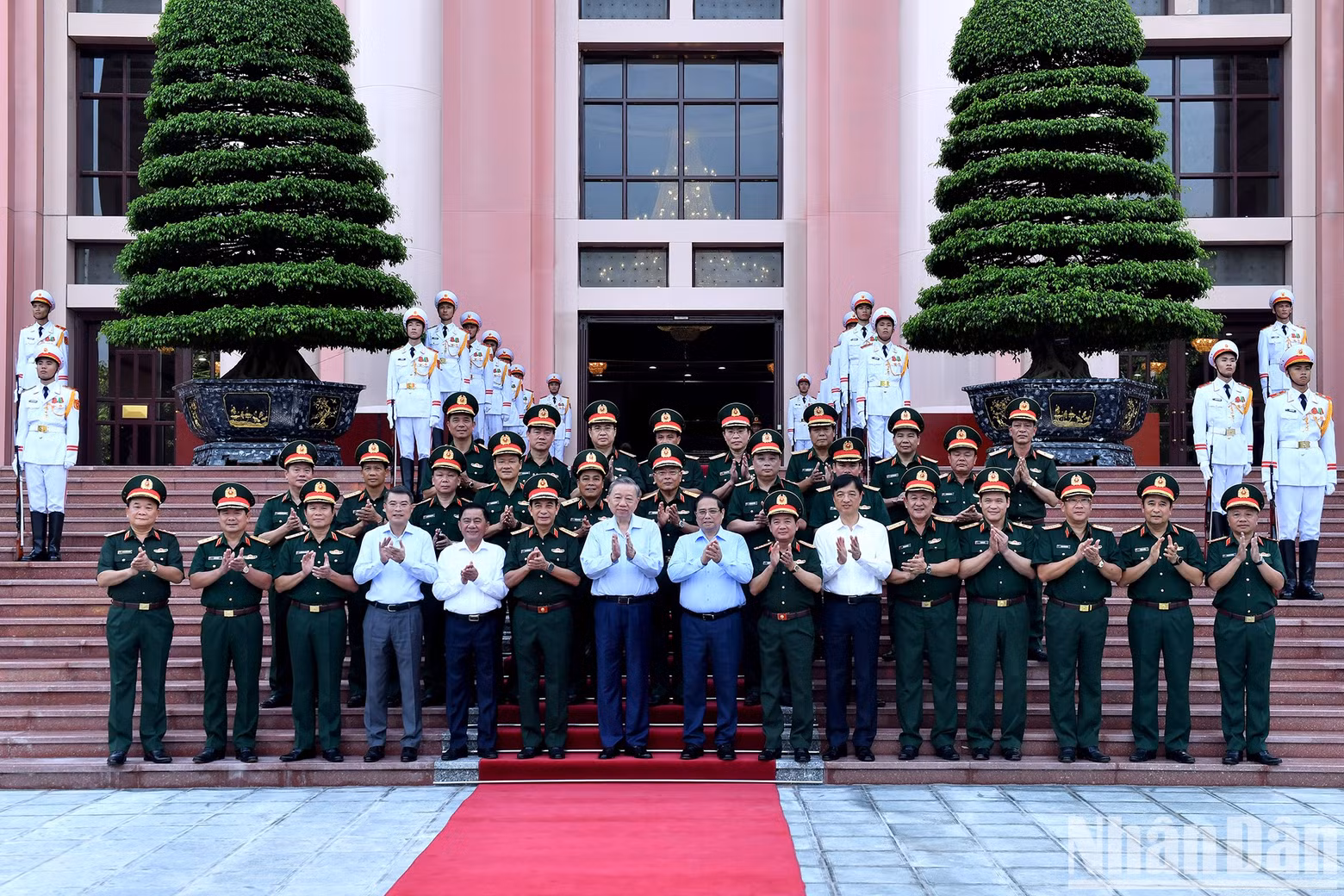General Secretary and President To Lam, Prime Minister Pham Minh Chinh, Party and State leaders, and delegates pose for a group photo. General Secretary and President To Lam, Prime Minister Pham Minh Chinh, Party and State leaders, and delegates pose for a group photo.