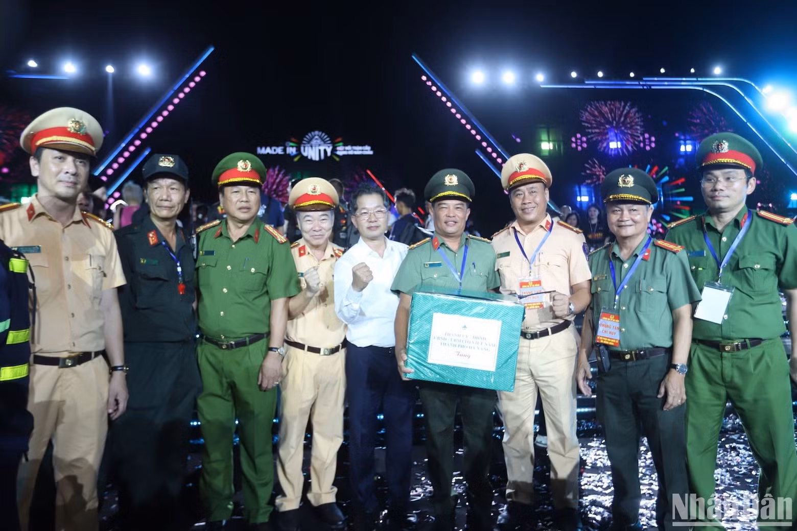 Da Nang Party Secretary Nguyen Van Quang presents gifts to police officers, who helped ensure security for the event. Da Nang Party Secretary Nguyen Van Quang presents gifts to police officers, who helped ensure security for the event.