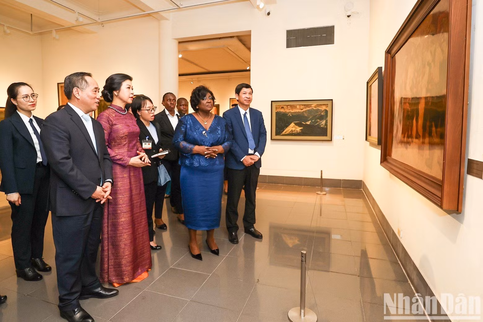The two first ladies visit the lacquer painting exhibition area at the Vietnam Fine Arts Museum.