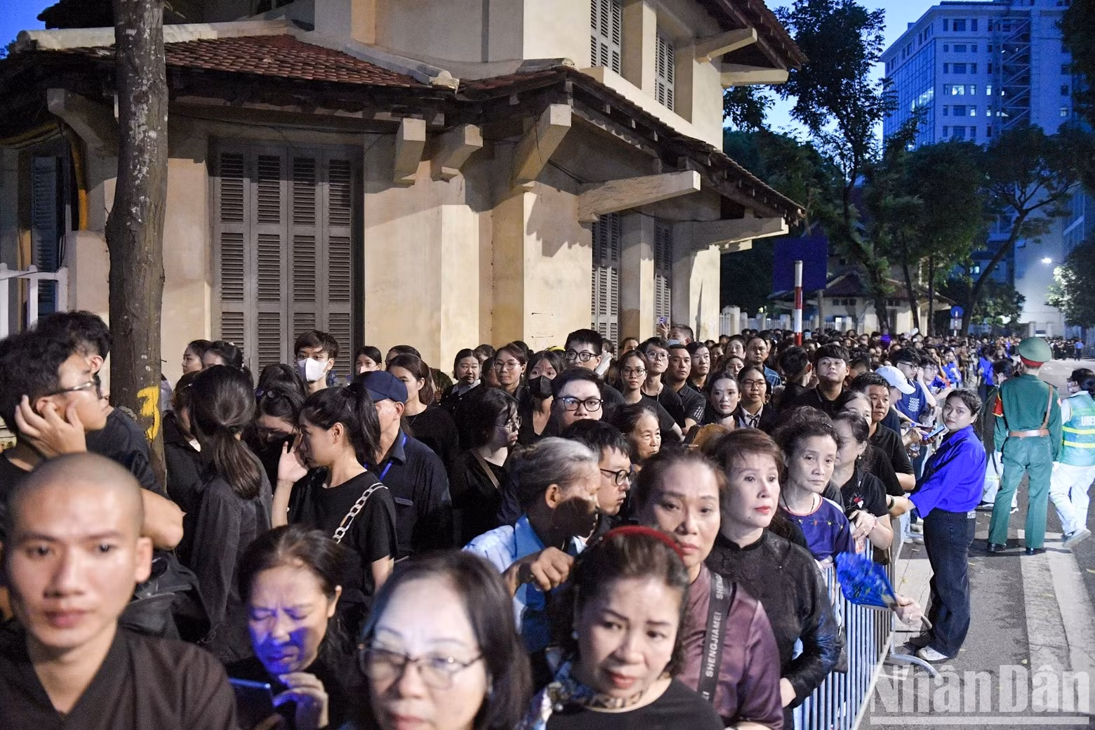 More and more people headed towards the National Funeral Home as the clock ticked towards midnight. More and more people headed towards the National Funeral Home as the clock ticked towards midnight.