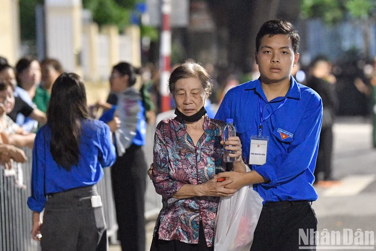 Many senior citizens were given assistance as they approached the funeral home. Many senior citizens were given assistance as they approached the funeral home.