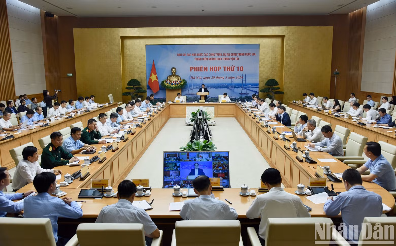 The government leader calls for measures to accelerate key projects in the coming time.