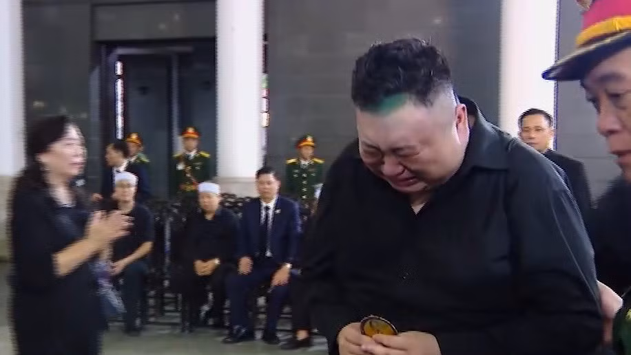 Min Young Kim, from the Republic of Korea, could not hold back his tears when paying his respects to General Secretary Nguyen Phu Trong.