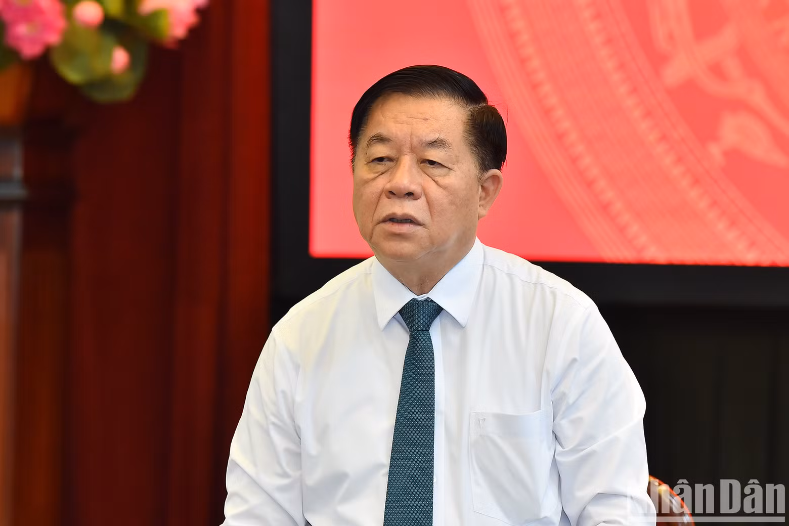 Head of the Central Commission for Communication and Education Nguyen Trong Nghia speaks at the working session with Nhan Dan Newspaper.