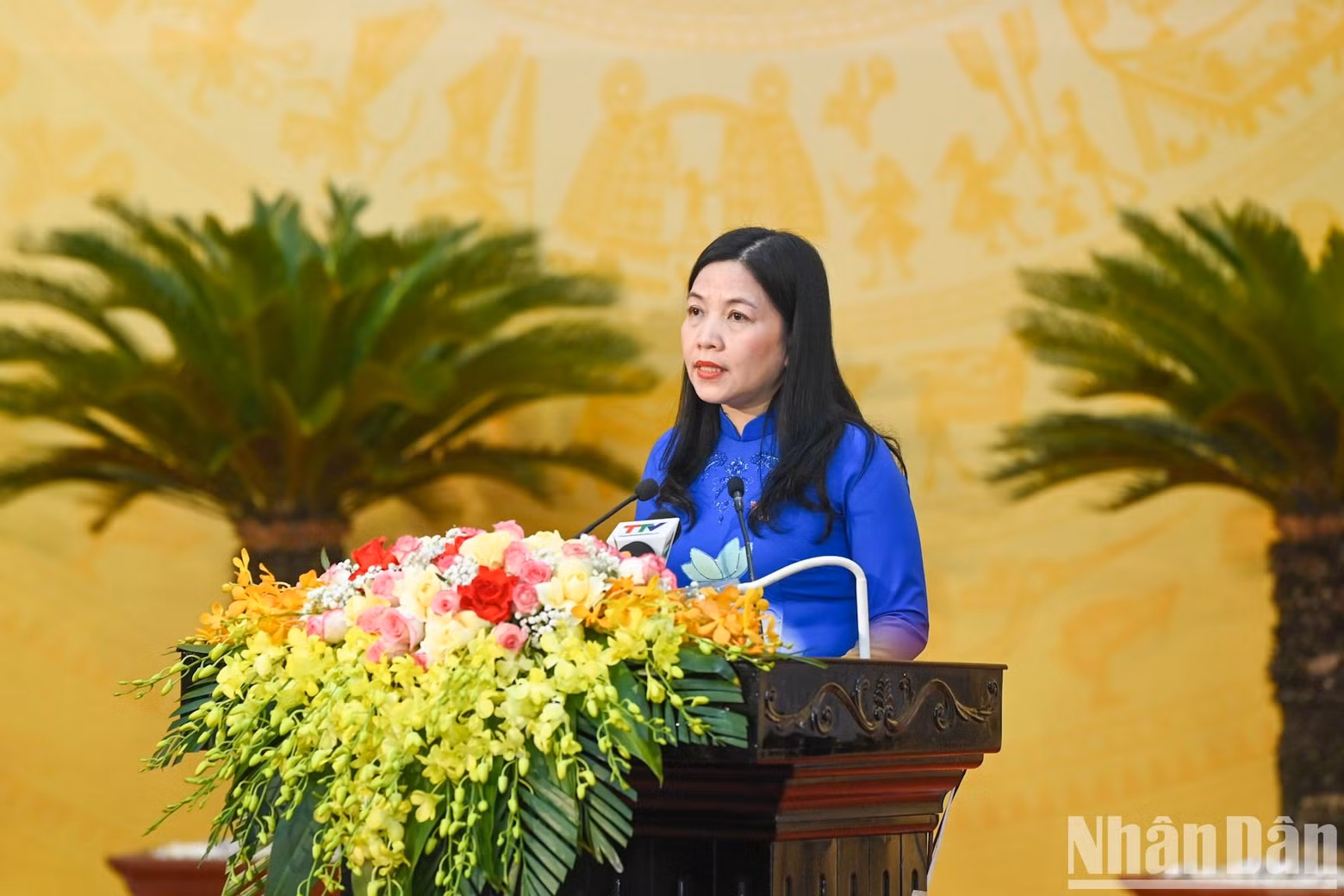 Chairwoman of the Thanh Hoa Fatherland Front Pham Thi Thanh presents a report on voters’ opinions.