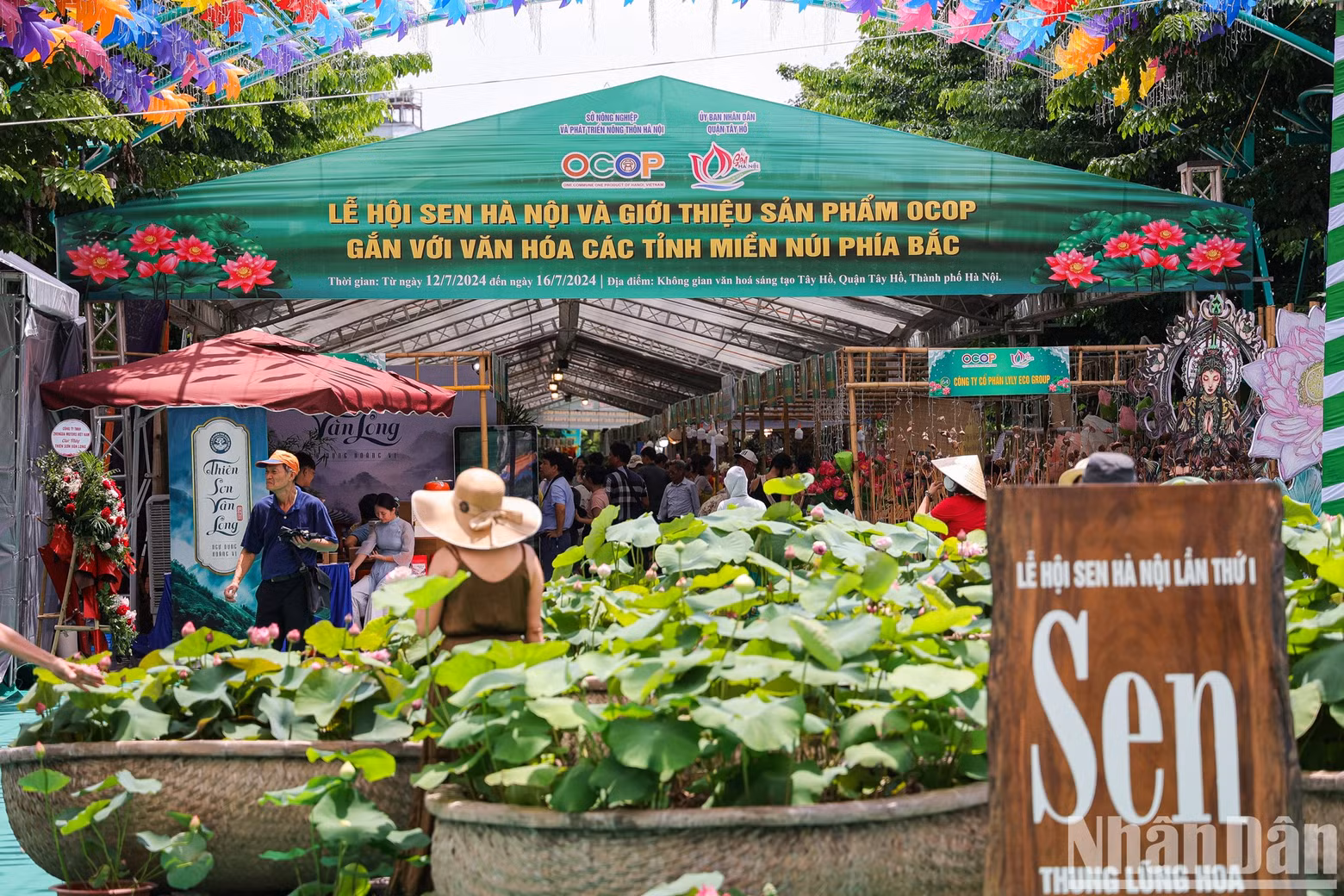 The Hanoi Lotus Festival is held for the first time by the Tay Ho District People’s Committee, in collaboration with the Hanoi Department of Agriculture and Rural Development and the Vietnam Union of Friendship Organisations.