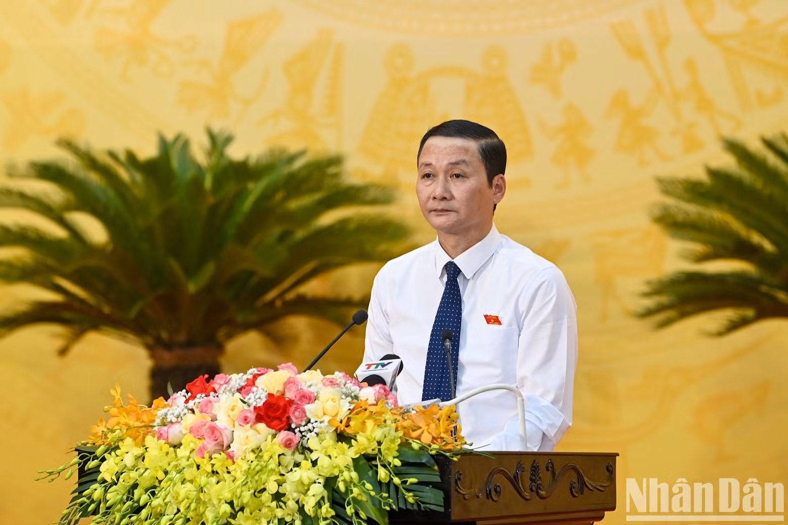 Thanh Hoa People’s Committee Chairman Do Minh Tuan presents a report on socio-economic development in the first six months of 2024.
