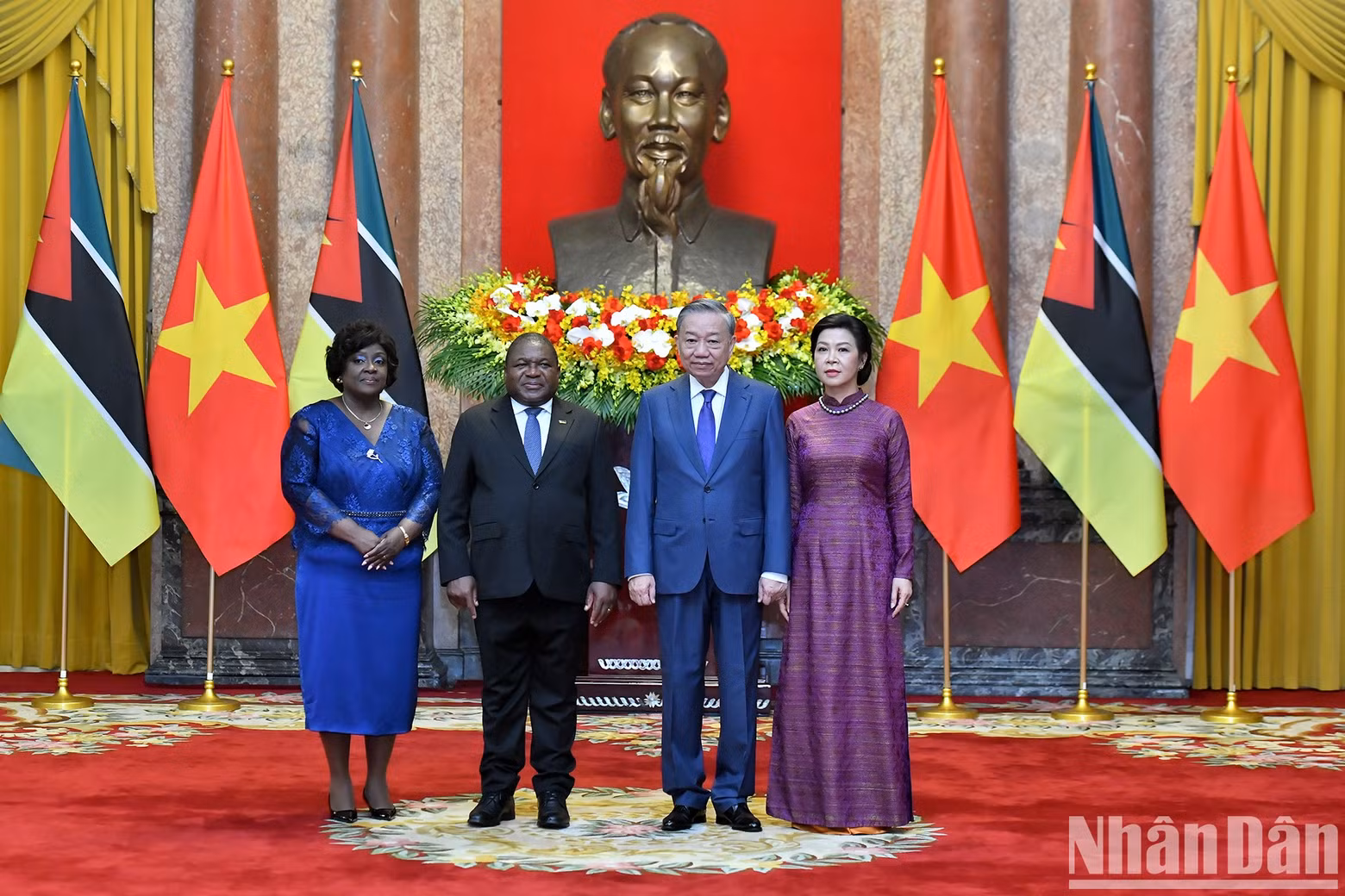 General Secretary and President To Lam and his wife pose for a photo with Mozambican President Filipe Jacinto Nyusi and his wife.