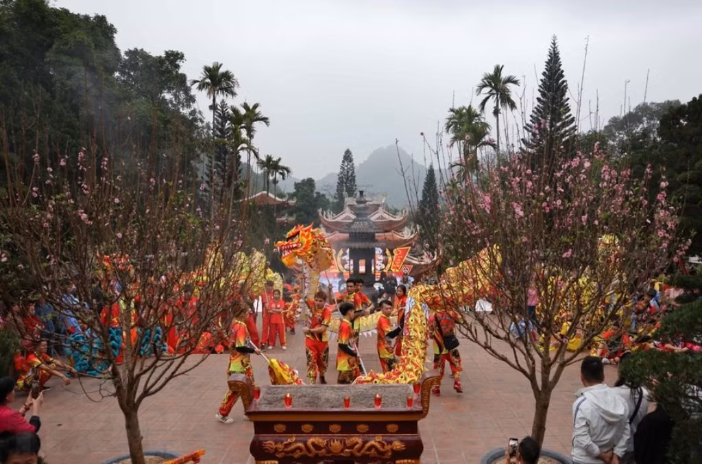 A dragon dance at the opening ceremony of the Perfume Temple Festival.