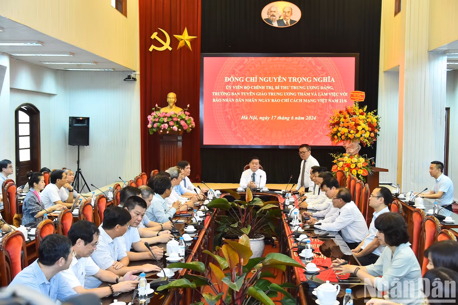 An overview of the working session between Head of the Central Commission for Communication and Education Nguyen Trong Nghia and Nhan Dan Newspaper.