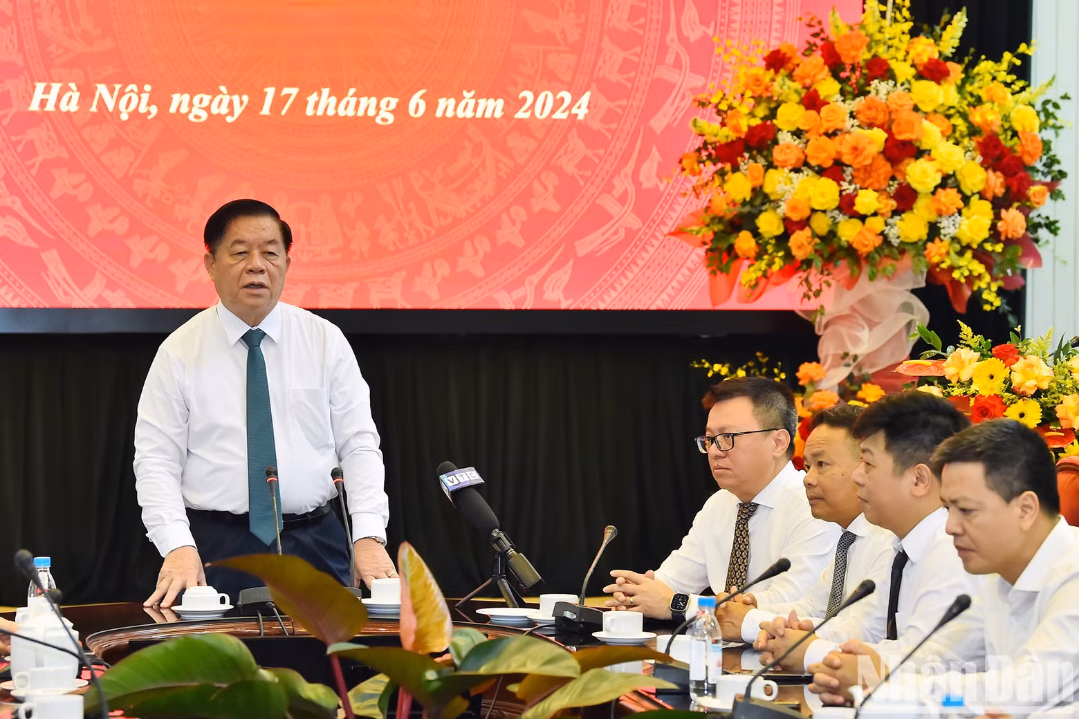 Head of the Central Commission for Communication and Education Nguyen Trong Nghia speaks highly of the communication work conducted by Nhan Dan Newspaper, especially its special coverage to mark the 70th anniversary of the Dien Bien Phu Victory.