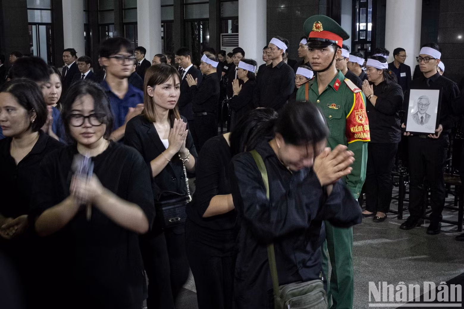 People could not hold their tears when paying respects to General Secretary Nguyen Phu Trong. People could not hold their tears when paying respects to General Secretary Nguyen Phu Trong.