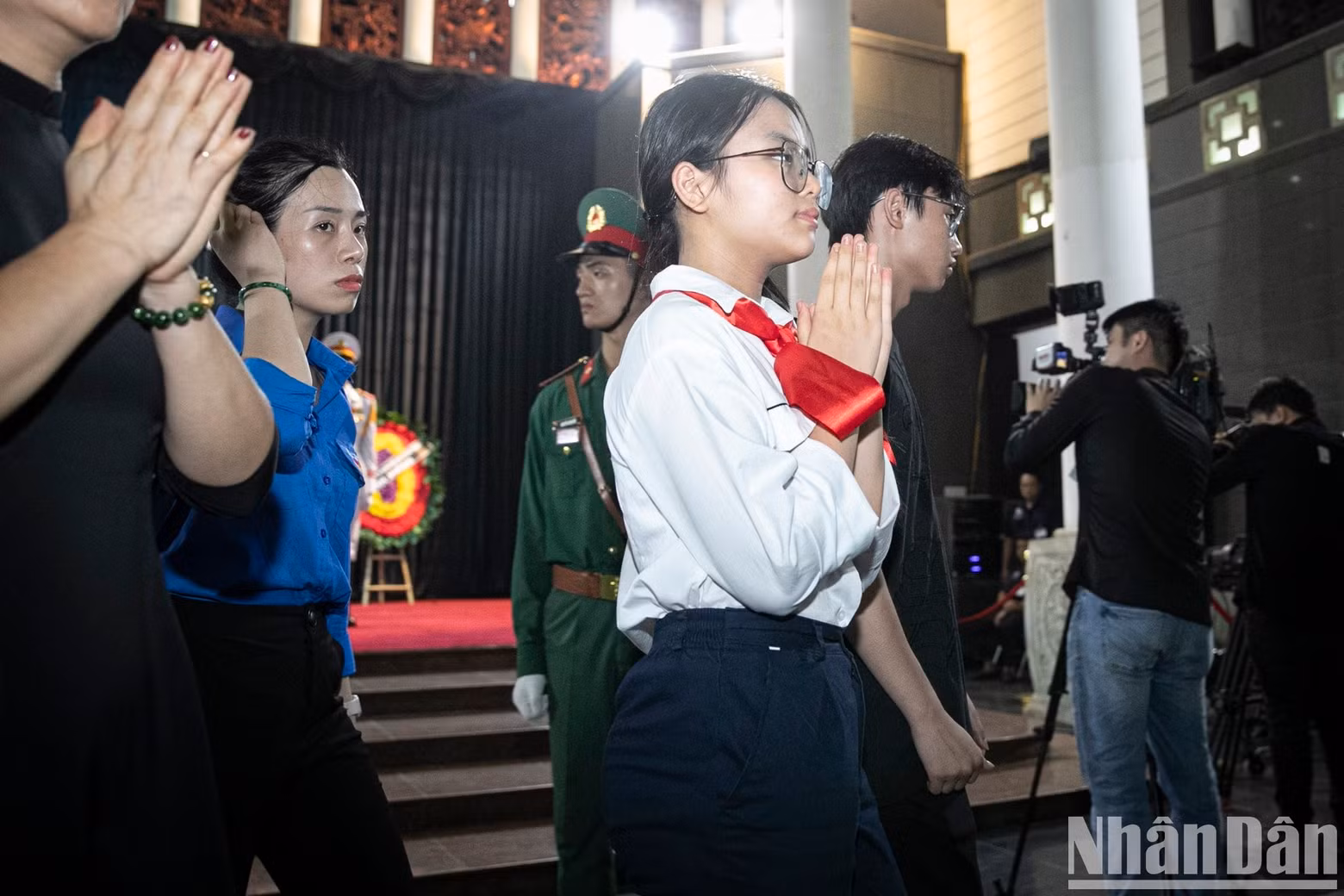 Pupils wearing red scarves pay their respects to General Secretary Nguyen Phu Trong. Pupils wearing red scarves pay their respects to General Secretary Nguyen Phu Trong.
