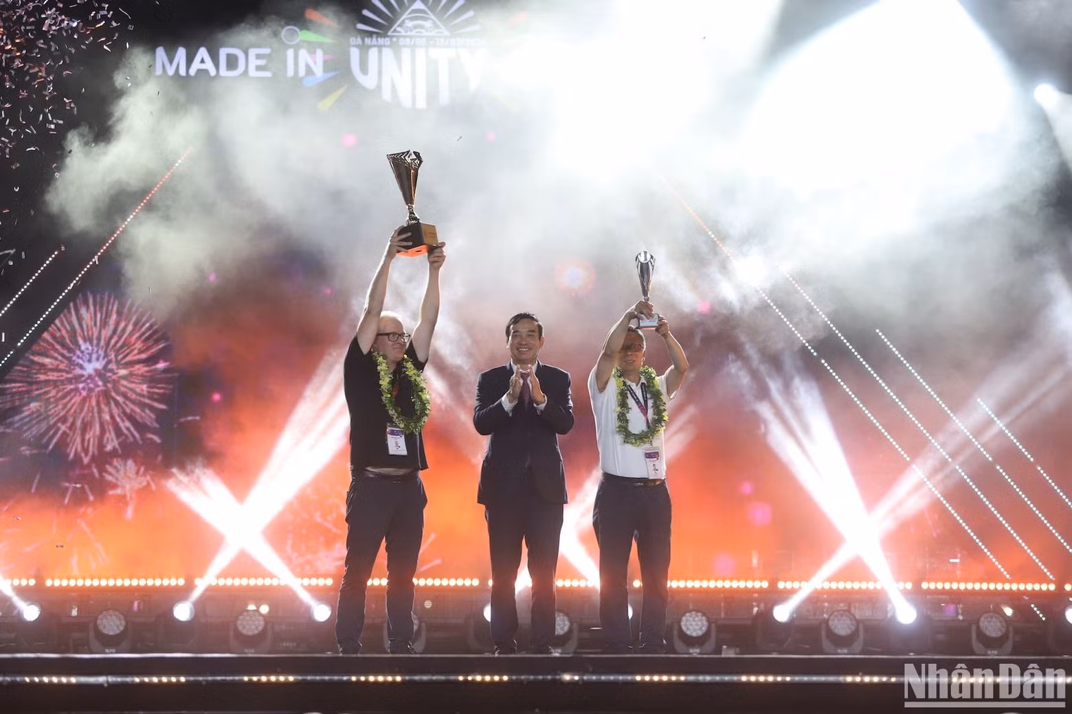 Da Nang Chairman Le Trung Chinh presents the cups to the first-placed and second-placed teams of the Da Nang International Fireworks Festival. Da Nang Chairman Le Trung Chinh presents the cups to the first-placed and second-placed teams of the Da Nang International Fireworks Festival.