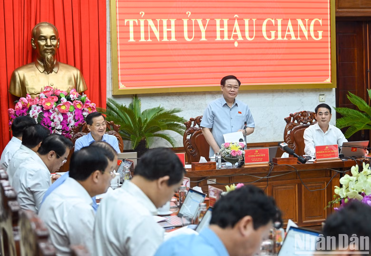 In his opening speech, NA Chairman Vuong Dinh Hue suggests key topics for the meeting’s discussions.