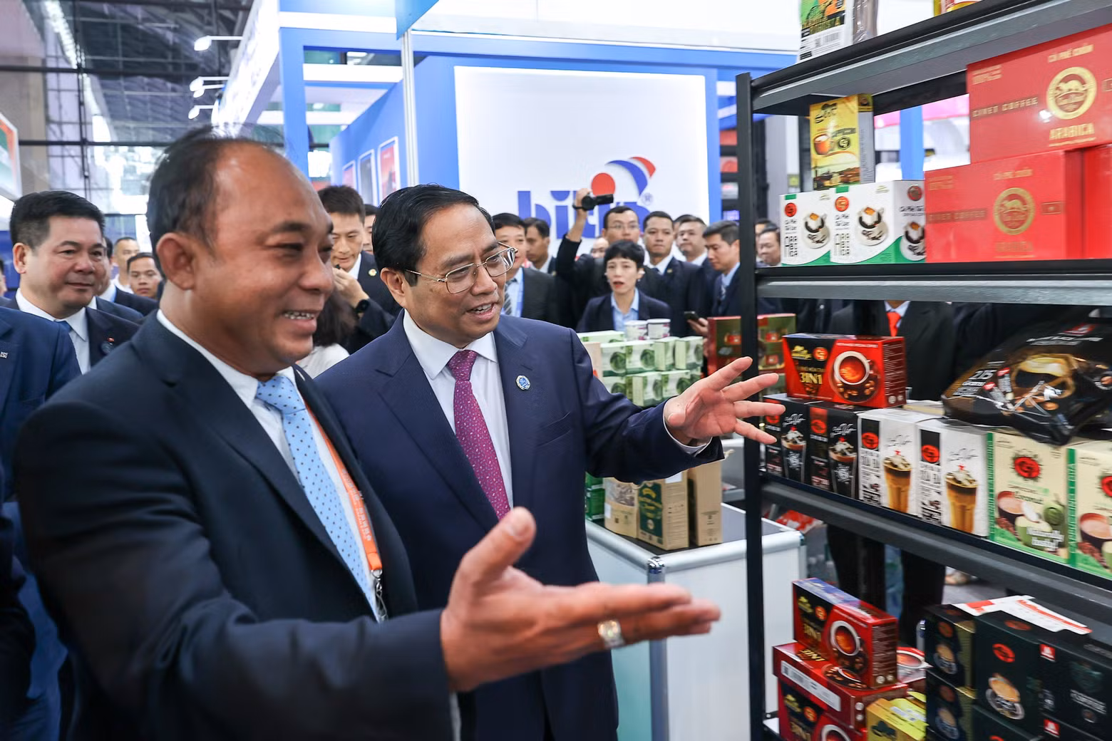 Prime Minister Pham Minh Chinh visits the Vietnamese trade pavilion (Photo: VGP) Prime Minister Pham Minh Chinh visits the Vietnamese trade pavilion (Photo: VGP)