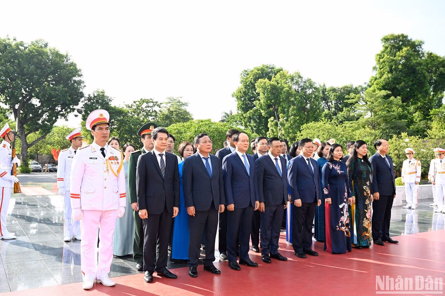 A delegation from the Hanoi municipal Party Committee, People’s Council, People’s Committee and Fatherland Front Committee at the function.