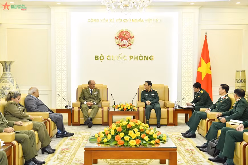 General Phan Van Giang, Politburo member, Deputy Secretary of the Central Military Commission and Minister of National Defence (R) receives Sen. Lieut. Gen. Roberto Legra Sotolongo (Photo: qdnd.vn)