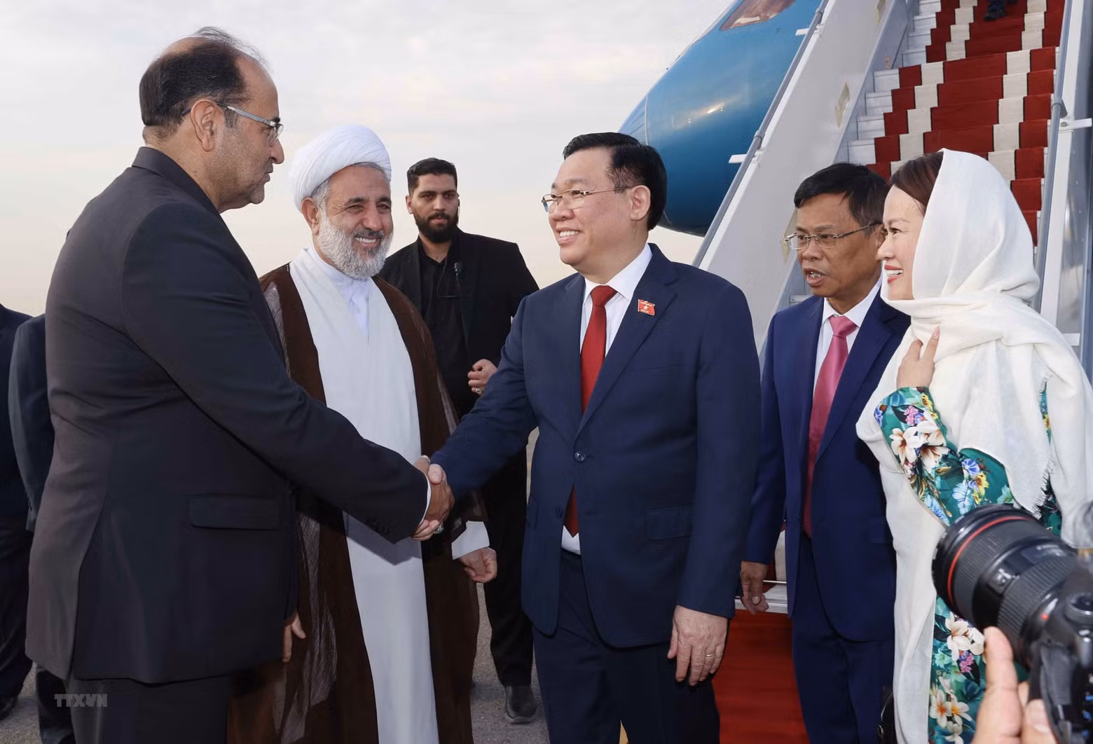 At the welcome ceremony for NA Chairman Vuong Dinh Hue at Mehrabad International Airport, Tehran.