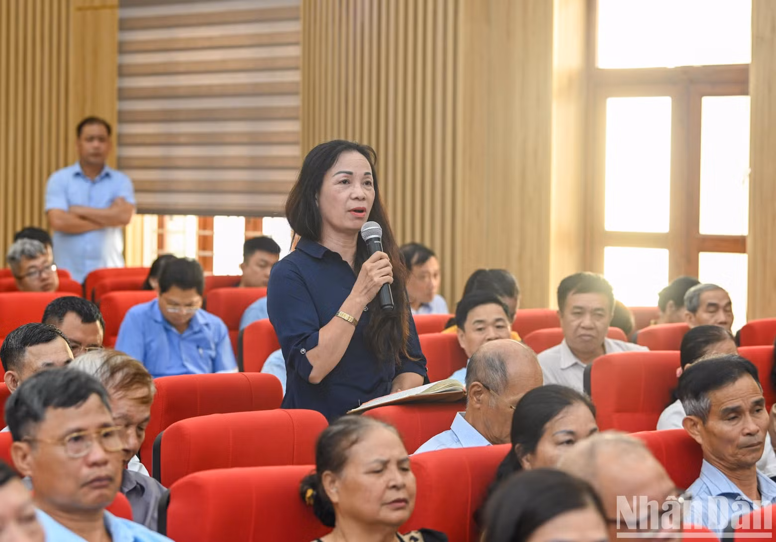 Voter Nguyen Thi Hao (Ngoc Xuyen ward) proposes several issues on the Cyber Security Law.