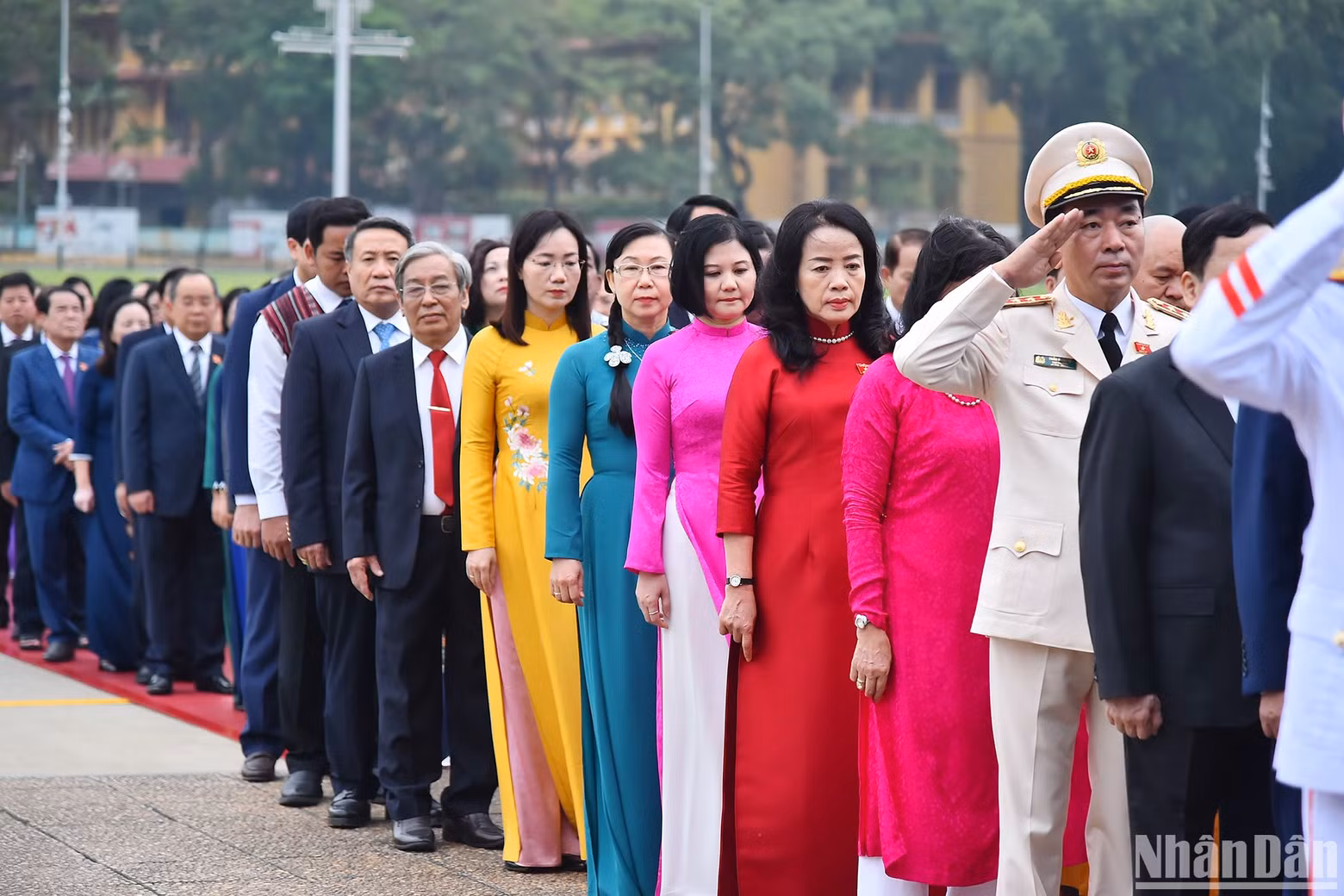 Delegates pay homage to President Ho Chi Minh. Delegates pay homage to President Ho Chi Minh.