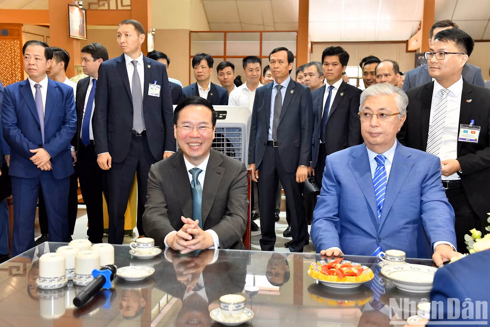 President Vo Van Thuong and his Kazakh counterpart Kassym-Jomart Tokayev at Chu Dau Ceramics JSC.