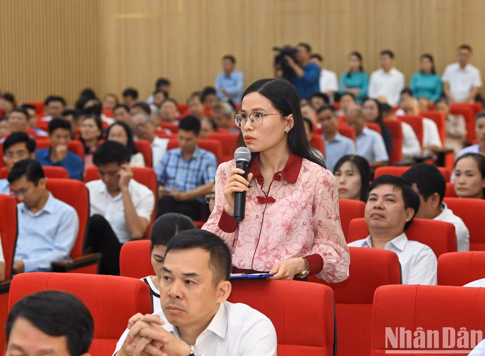 Voter Nguyen Ngoc Hai gives her comments on amended regulations on sea and islands.