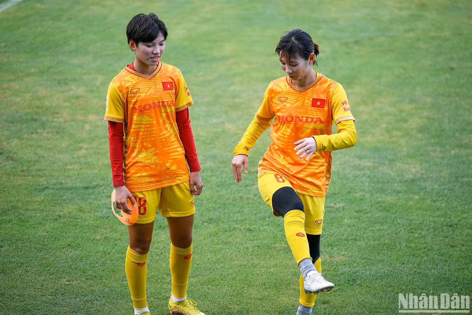 Vietnamese national women's football team train hard ahead of World Cup finals ảnh 4