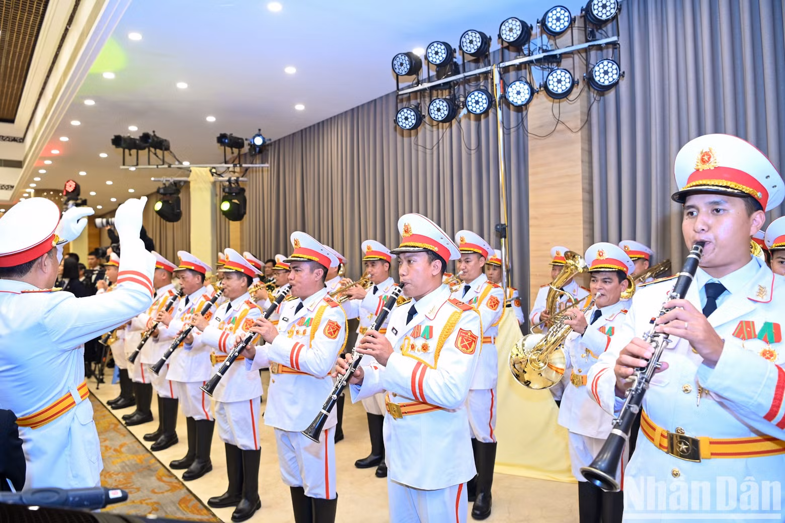The military band perform the national anthems of the two countries. (Photo: NDO/Duy Linh) The military band perform the national anthems of the two countries. (Photo: NDO/Duy Linh)