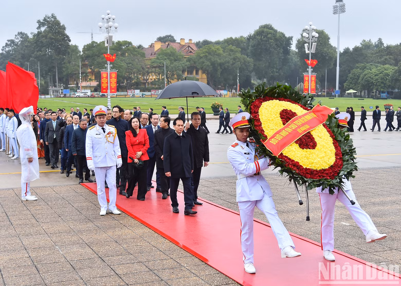 The delegation's wreath says “Forever grateful to great President Ho Chi Minh”. The delegation's wreath says “Forever grateful to great President Ho Chi Minh”.
