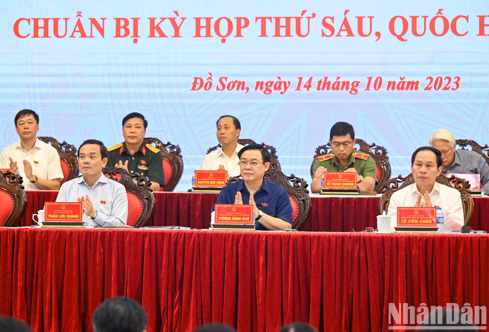 The meeting is also attended by Deputy Prime Minister Tran Luu Quang, and Secretary of Hai Phong City Party Committee Le Tien Chau.