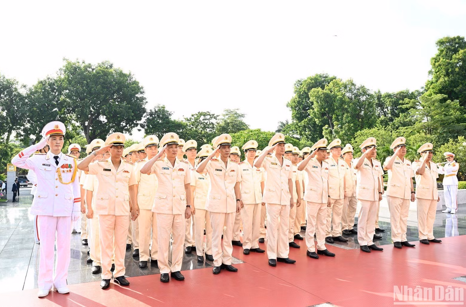 A delegation from the Central Public Security Party Committee - the Ministry of Public Security laid a wreath of flowers to pay gratitude to war heroes and fallen soldiers