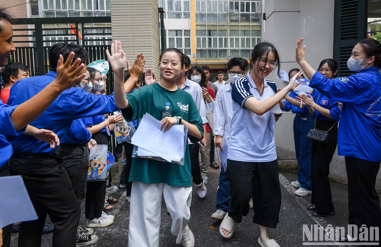 Candidates get “high-fives” from youth volunteers.