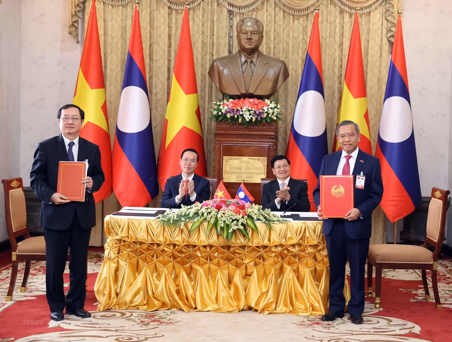 The leaders witness the signing and exchange of a memorandum of understanding on cooperation in technology and innovation between the Vietnamese Ministry of Science and Technology and the Lao Ministry of Technology and Communications. (Photo: VNA)