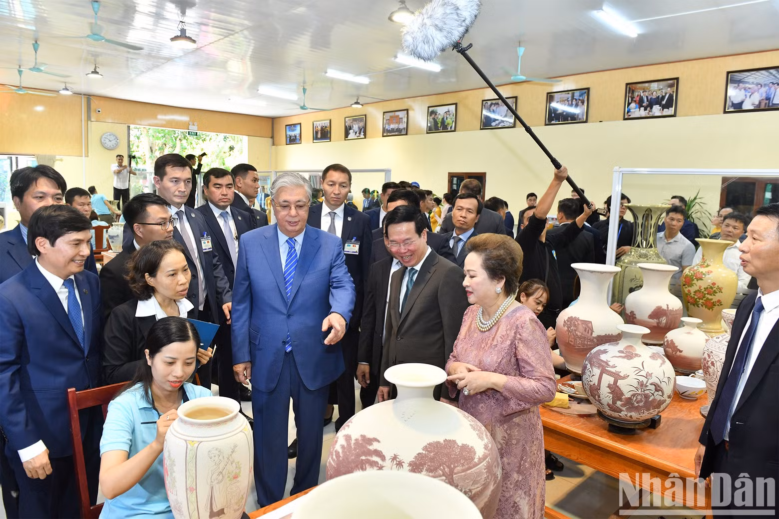 President Vo Van Thuong and his Kazakh counterpart Kassym-Jomart Tokayev are introduced to the process of making Chu Dau pottery products.