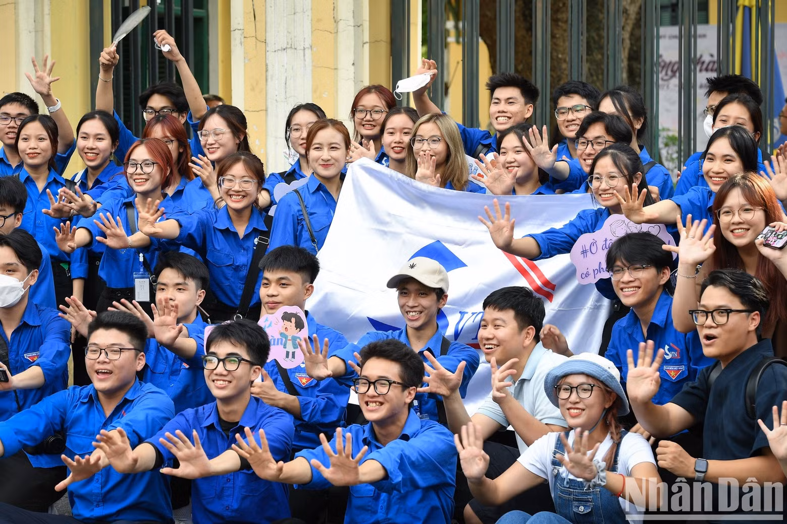 Youth union members and student volunteers have created beautiful moments by offering help to candidates of the 2023 National High School Graduation Exam.