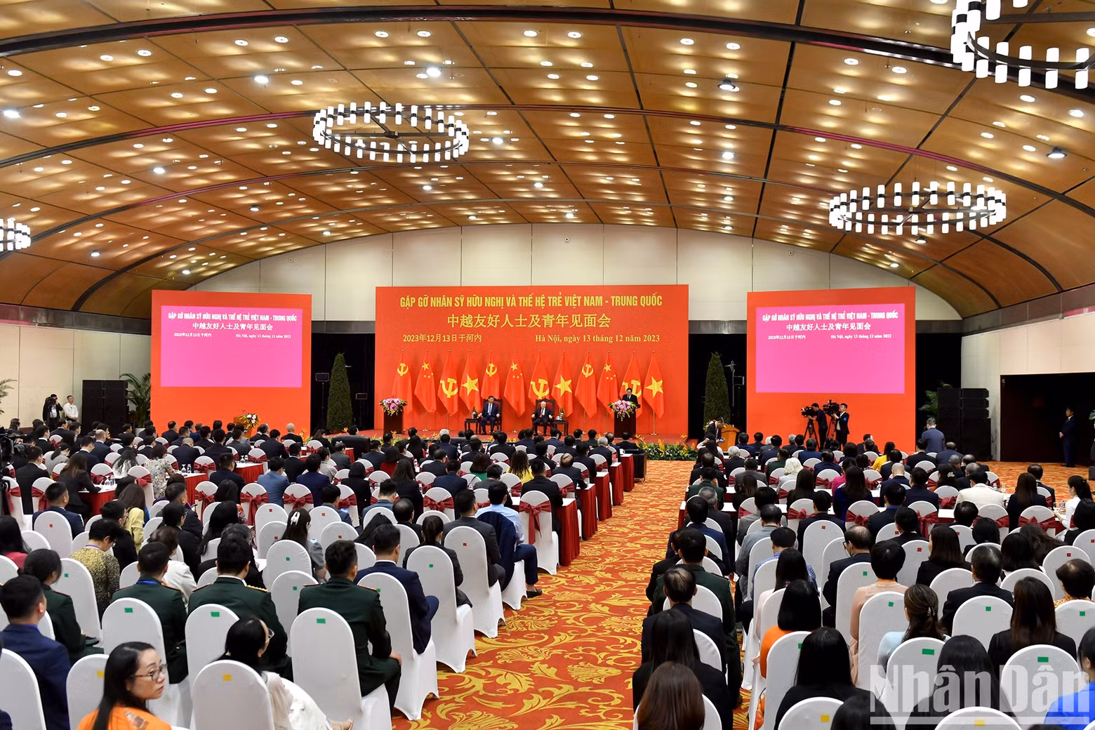 An overview of the meeting with nearly 400 intellectuals and young people of Vietnam and China. (Photo: NDO)