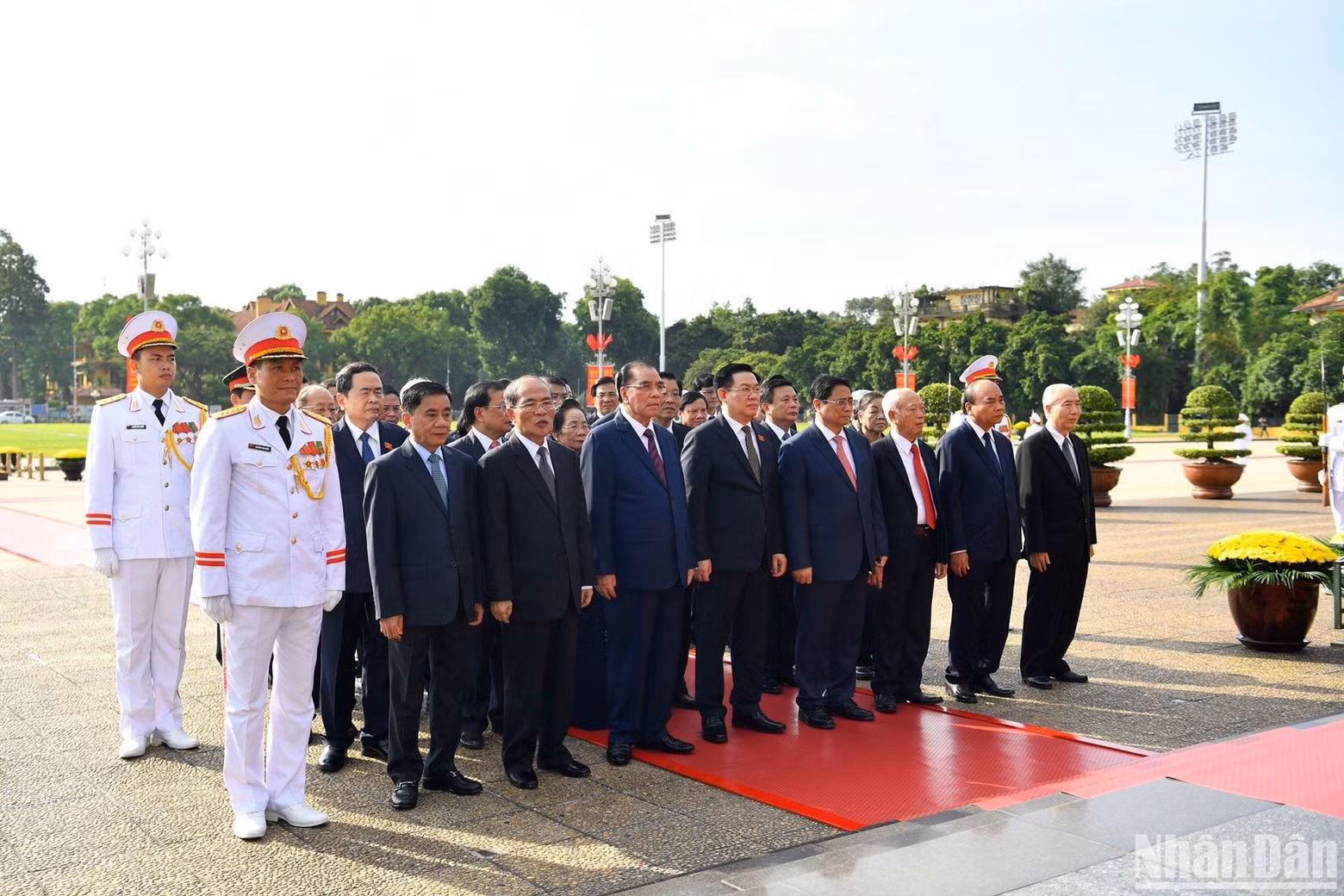 The delegates pay homage to President Ho Chi Minh at his mausoleum.