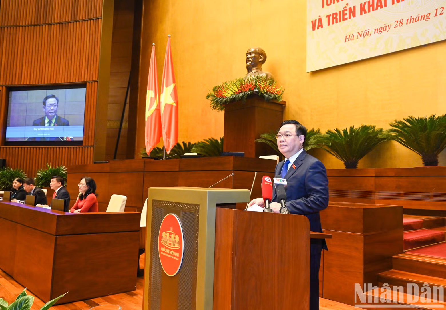 NA Chairman Vuong Dinh Hue speaks at the conference.