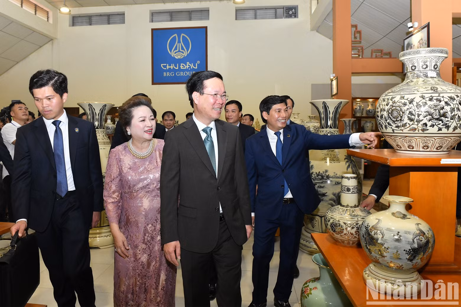 President Vo Van Thuong visits a display area in the Chu Dau Ceramics JSC.