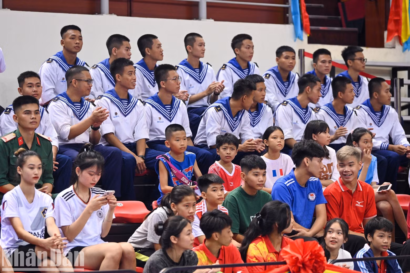 The opening ceremony attracts many spectators. The opening ceremony attracts many spectators.