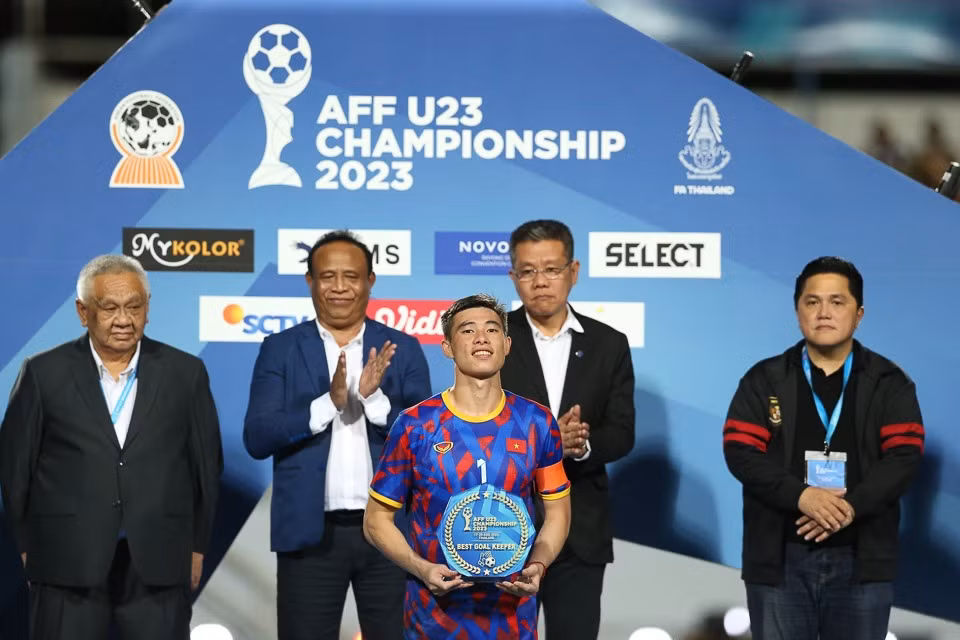 Vietnam’s Quan Van Chuan wins the “Best Goalkeeper” award. (Photo: VFF) Vietnam’s Quan Van Chuan wins the “Best Goalkeeper” award. (Photo: VFF)
