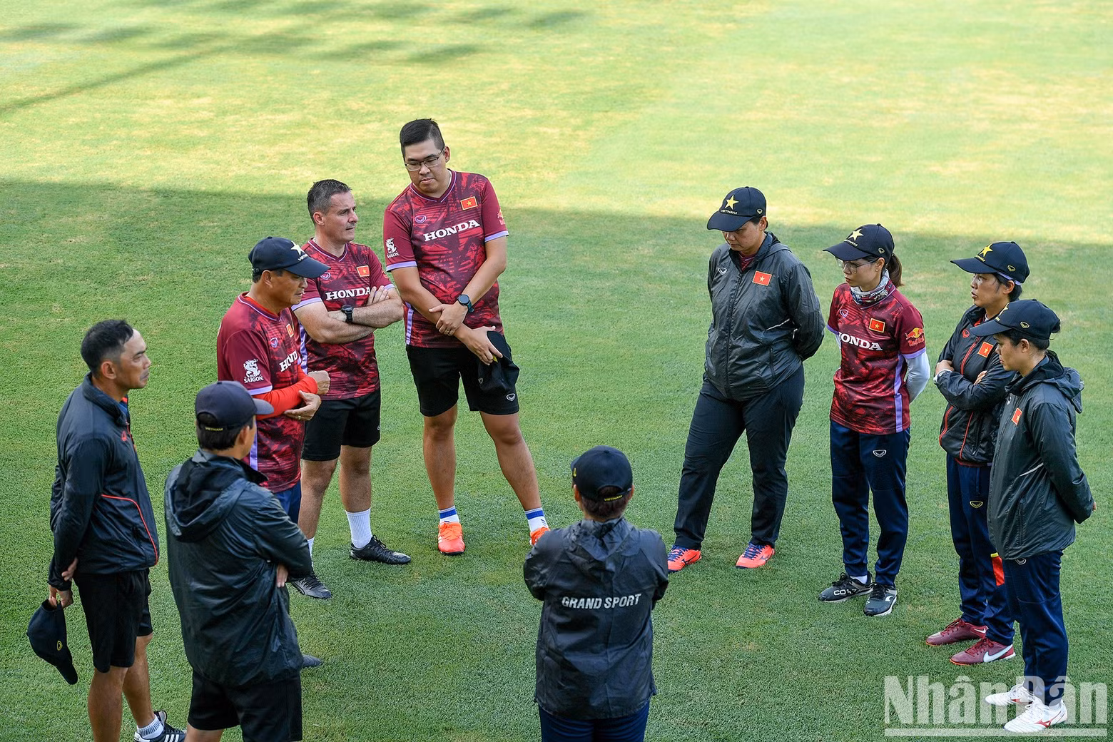 The team’s coaching staff carefully discussed before starting the training session.