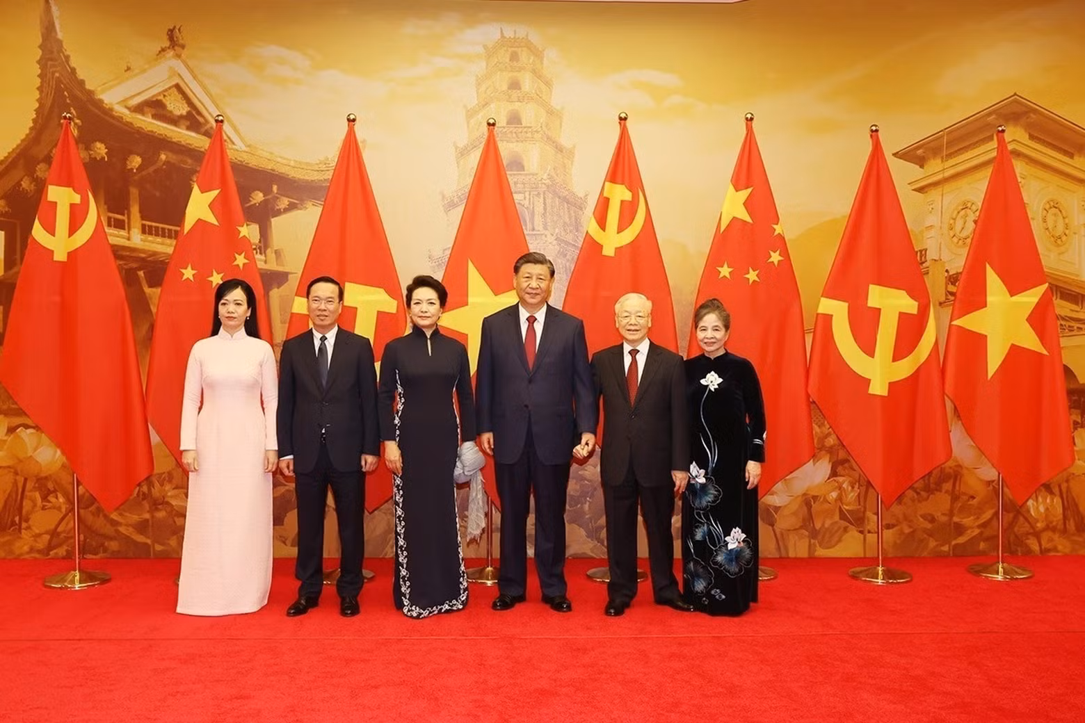 Party General Secretary Nguyen Phu Trong, President Vo Van Thuong and their spouses pose for a group photo with Chinese Party General Secretary and President Xi Jinping and his spouse. (Photo: VNA) Party General Secretary Nguyen Phu Trong, President Vo Van Thuong and their spouses pose for a group photo with Chinese Party General Secretary and President Xi Jinping and his spouse. (Photo: VNA)